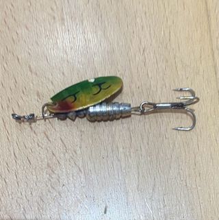 4 señuelos de pesca variados