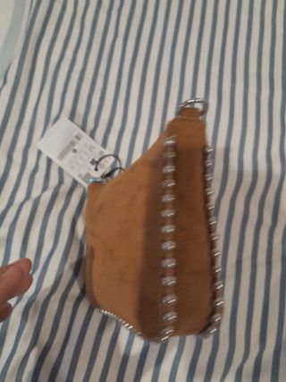 Bolsita de piel con perlas