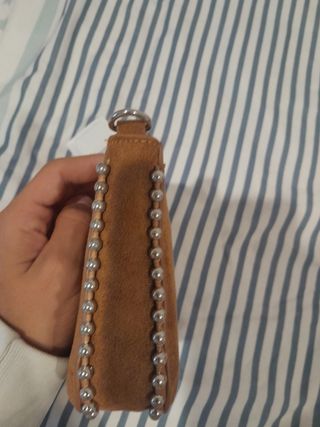Bolsita de piel con perlas