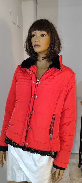 Chaquetón rojo mujer con detalles negros.