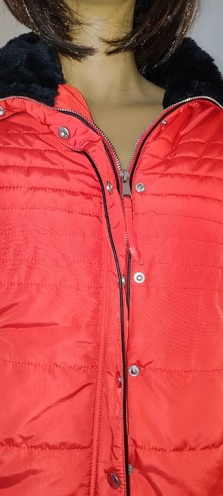 Chaquetón rojo mujer con detalles negros.