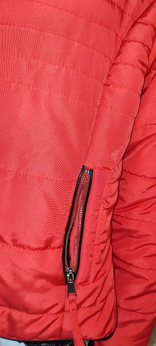 Chaquetón rojo mujer con detalles negros.