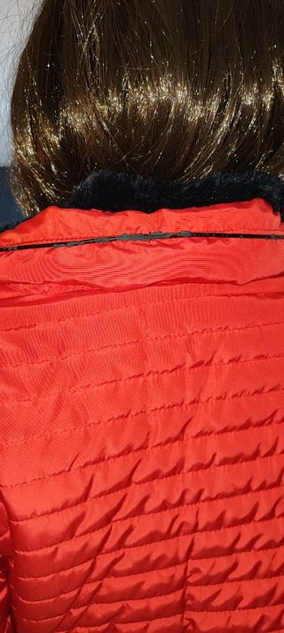Chaquetón rojo mujer con detalles negros.