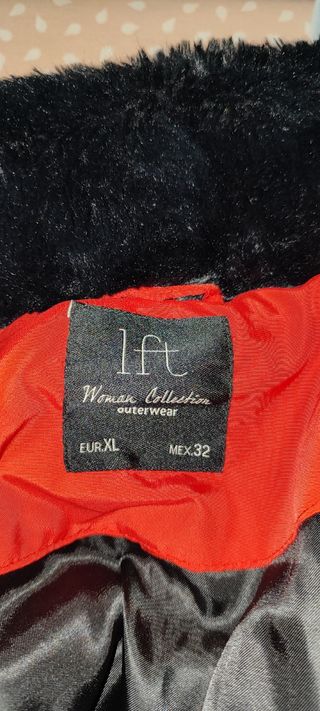 Chaquetón rojo mujer con detalles negros.