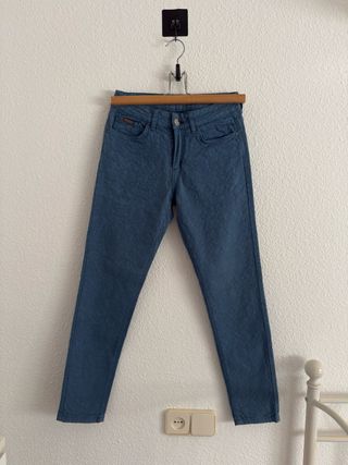 Pantalón vaquero denim con patrón floral.