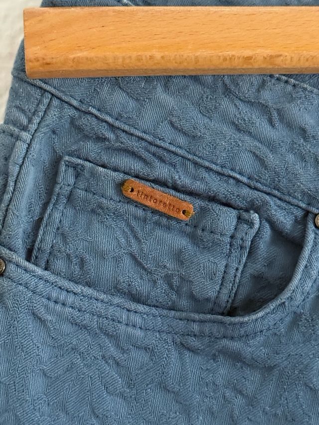 Pantalón vaquero denim con patrón floral.