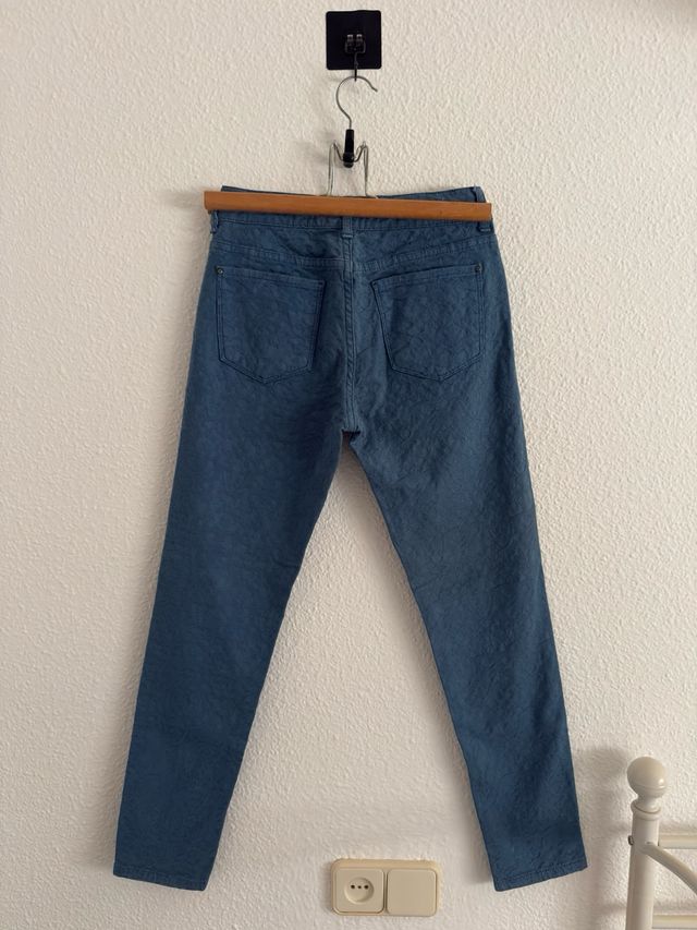 Pantalón vaquero denim con patrón floral.