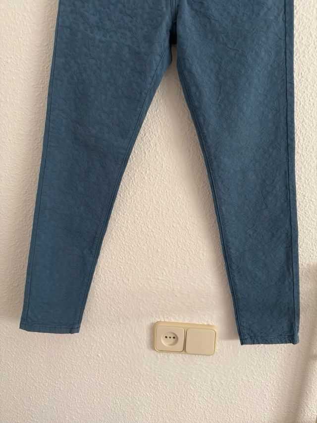 Pantalón vaquero denim con patrón floral.