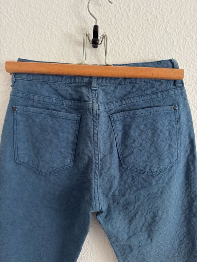 Pantalón vaquero denim con patrón floral.