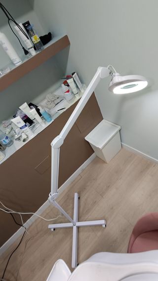 Lámpara de pie LED con lupa