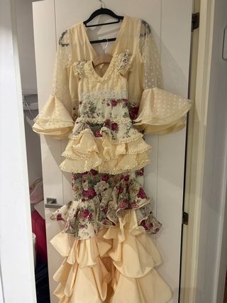 Vestido de flamenca con volantes, de mujer y niña 