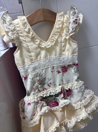 Vestido de flamenca con volantes, de mujer y niña 