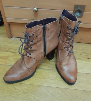 Botines de piel marrones con cordones