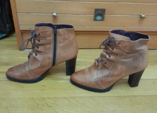 Botines de piel marrones con cordones