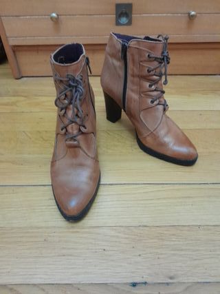 Botines de piel marrones con cordones