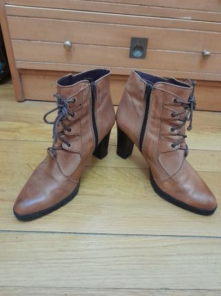 Botines de piel marrones con cordones