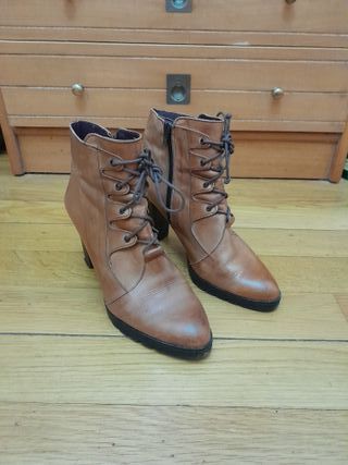 Botines de piel marrones con cordones