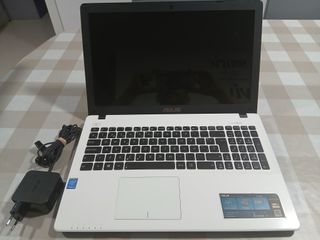 Ordenador portátil ASUS blanco y negro
