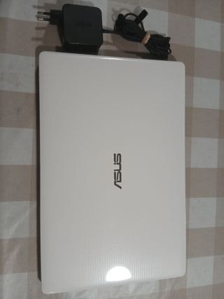 Ordenador portátil ASUS blanco y negro