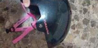Casco Tijuana Negro con correas rosas 