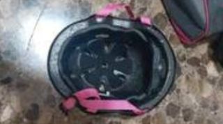 Casco Tijuana Negro con correas rosas 