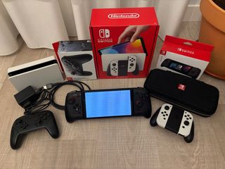 Switch OLED + Mando Pro + Hori + estuche + extras 