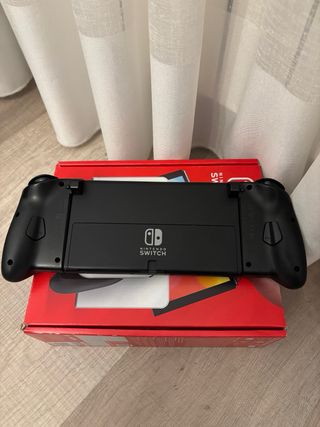 Switch OLED + Mando Pro + Hori + estuche + extras 