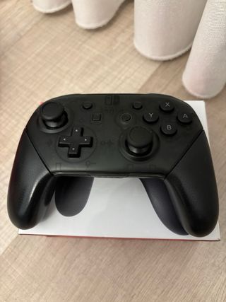 Switch OLED + Mando Pro + Hori + estuche + extras 