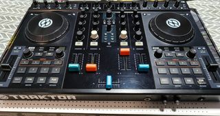 Controlador DJ Traktor Kontrol S4 MK1