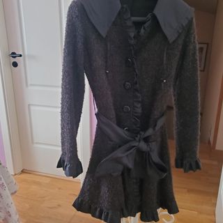 Chaqueta larga gris con detalles negros