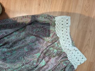 Ropa con encaje verde y morado