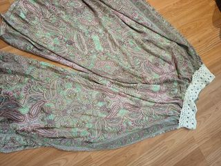 Ropa con encaje verde y morado