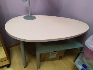 Mesa auxiliar moderna color rosa palo.
Extensible 