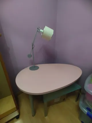 Mesa auxiliar moderna color rosa palo.
Extensible 