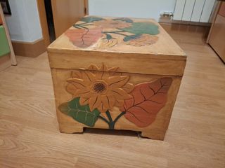 Baúl de madera decorado con flores