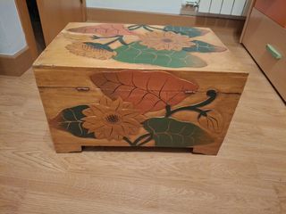 Baúl de madera decorado con flores