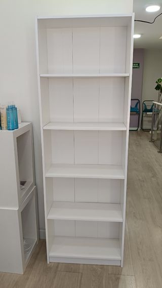 Estantería alta blanca de madera