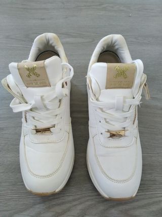Zapatillas blancas y doradas mujer