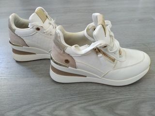 Zapatillas blancas y doradas mujer