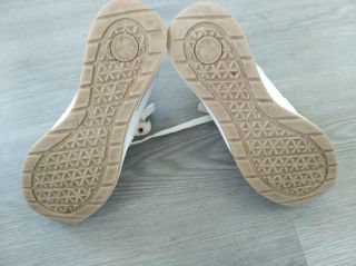 Zapatillas blancas y doradas mujer