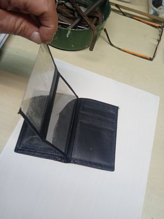 Cartera de piel negra