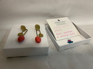 Pendientes María Torné oro y rojo hechos a mano