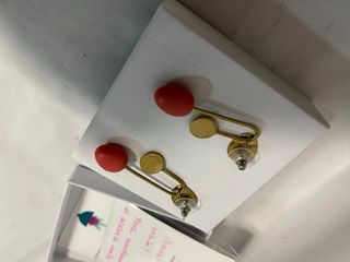 Pendientes María Torné oro y rojo hechos a mano