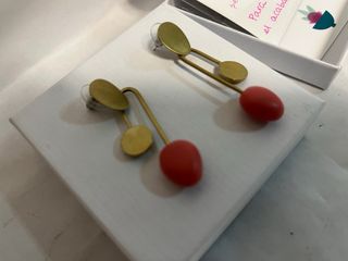 Pendientes María Torné oro y rojo hechos a mano
