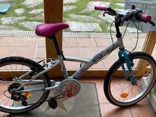 Bicicleta niña B'twin 20 con cesta
