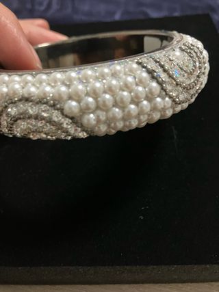 Bracciale rigido con perle e strass