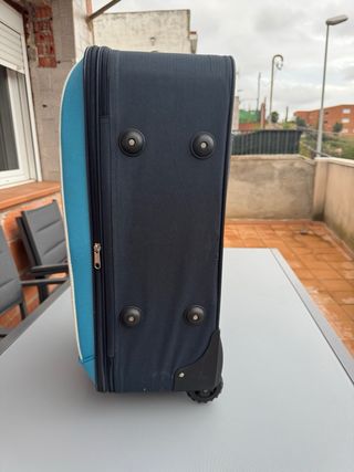 Maleta de viaje azul y negra medidas  64x42,5x24,5