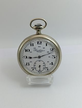 Reloj de bolsillo antiguo con tren