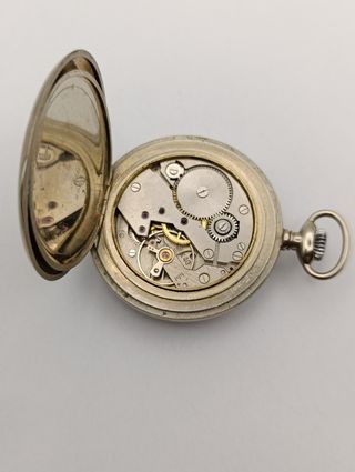 Reloj de bolsillo antiguo con tren
