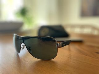 Gafas de sol Ray-Ban negras y verdes